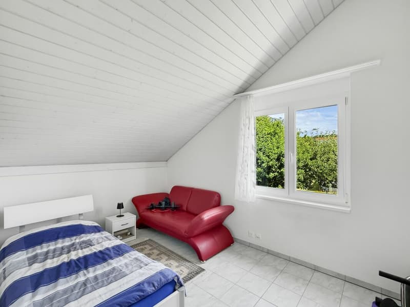 Zimmer im Obergeschoss mit Sicht ins Grüne