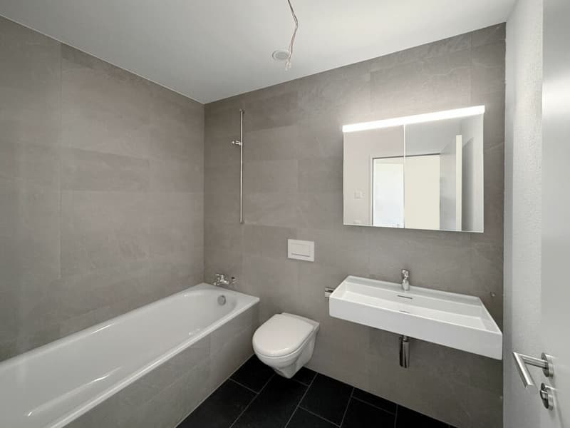 Zweites Badezimmer mit Badewanne, WC und Lavabo