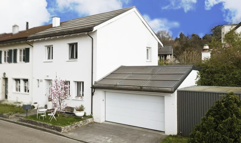 Modernisiertes Reiheneckhaus mit Doppelgarage, PV-Anlage und grosszügigem Garten (1)