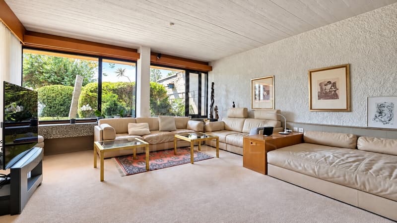 Helles Wohnzimmer mit Gartenblick