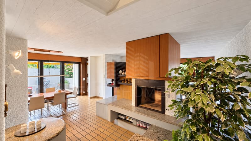 Mid-Century-Wohnraum mit Kamin