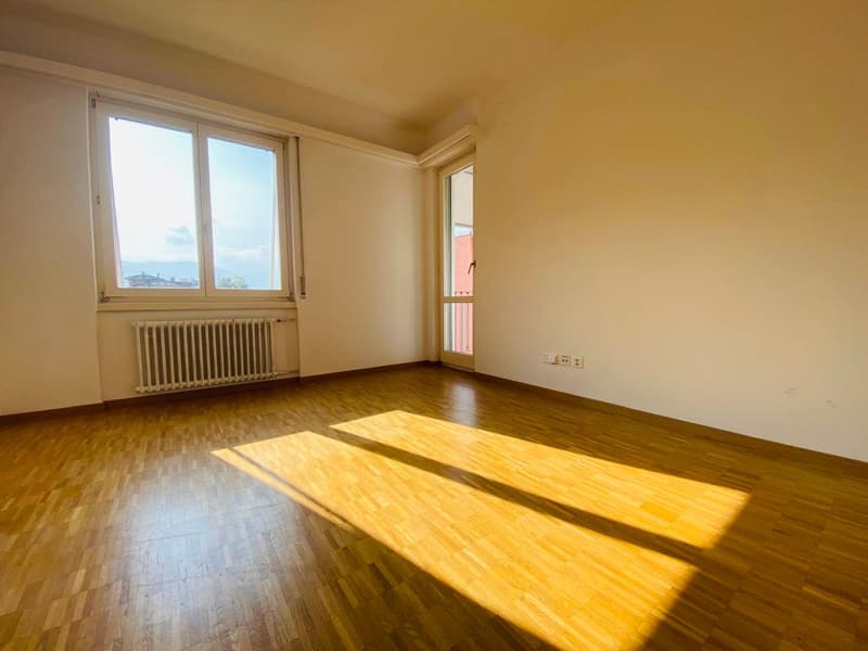 Bright 4-room apartment with balcony (4)