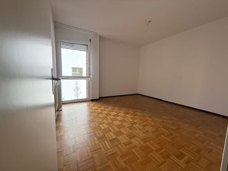 APARTMENT CLOSE TO ALL AMENITIES (4)