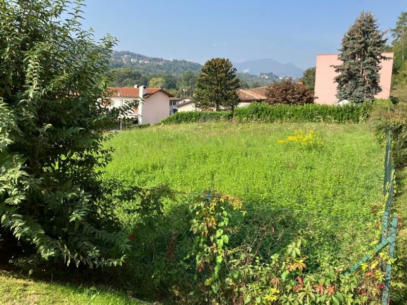 Terrain constructible de 750 m² en position ensoleillée et avec vue dégagée (2)