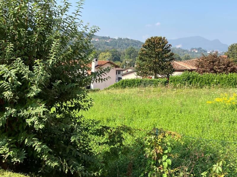 Terrain constructible de 750 m² en position ensoleillée et avec vue dégagée (3)