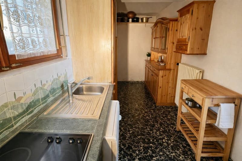 Casa unifamiliare in zona tranquilla e con vista, da ristrutturare (7)