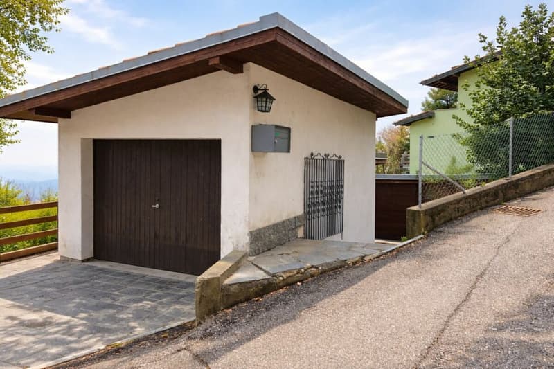 Casa unifamiliare in zona tranquilla e con vista, da ristrutturare (14)