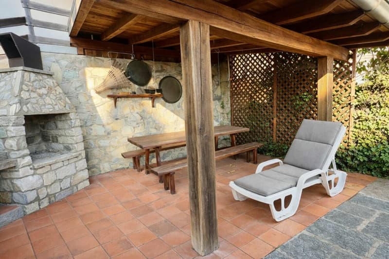 Casa unifamiliare in zona tranquilla e con vista, da ristrutturare (10)
