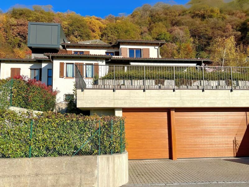 Elegante villa con ampio giardino e due appartamenti annessi (2)