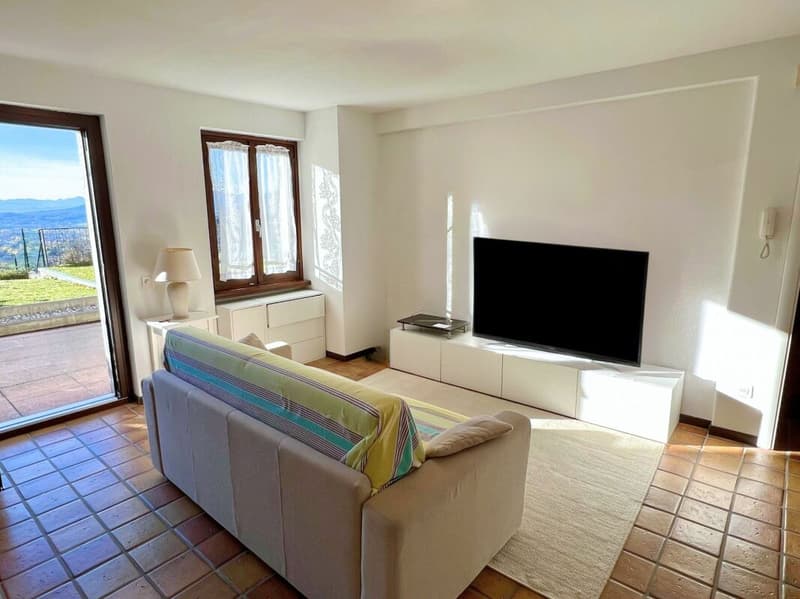 Elegante villa con ampio giardino e due appartamenti annessi (13)