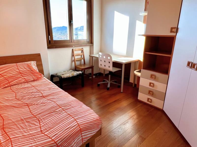 Elegante villa con ampio giardino e due appartamenti annessi (9)