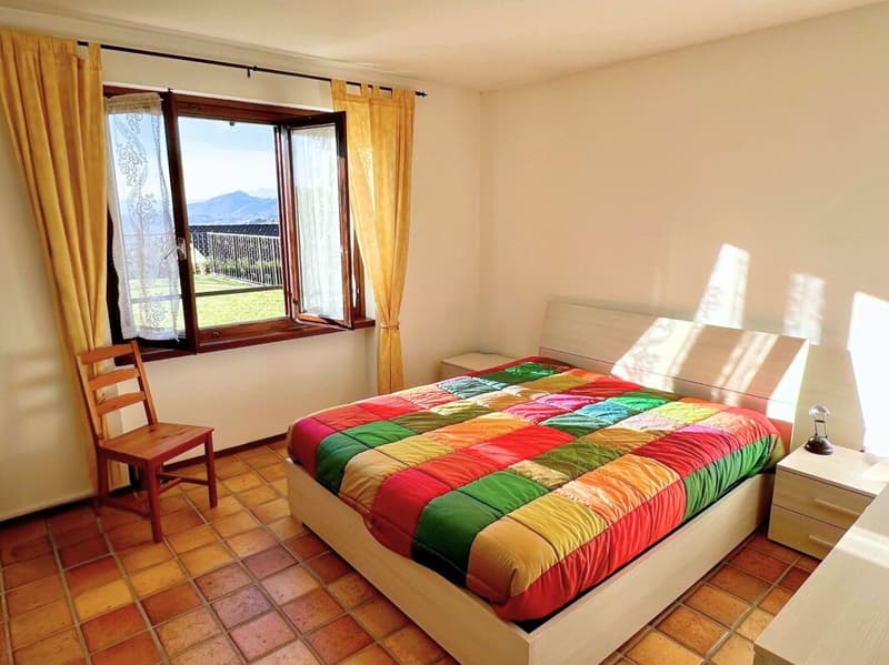 Elegante villa con ampio giardino e due appartamenti annessi (11)