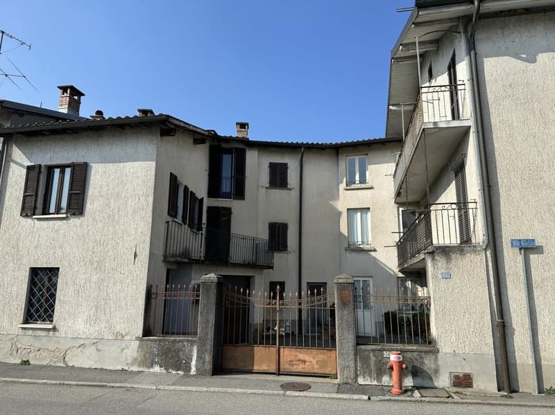 Interessante complesso abitativo da ristrutturare con corte privata e piccolo giardino (4)