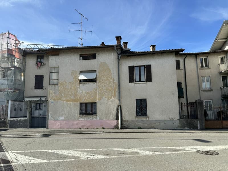 Interessante complesso abitativo da ristrutturare con corte privata e piccolo giardino (3)