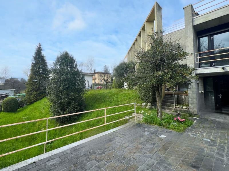Casa unifamiliare su tre livelli con terrazza panoramica e giardino (13)