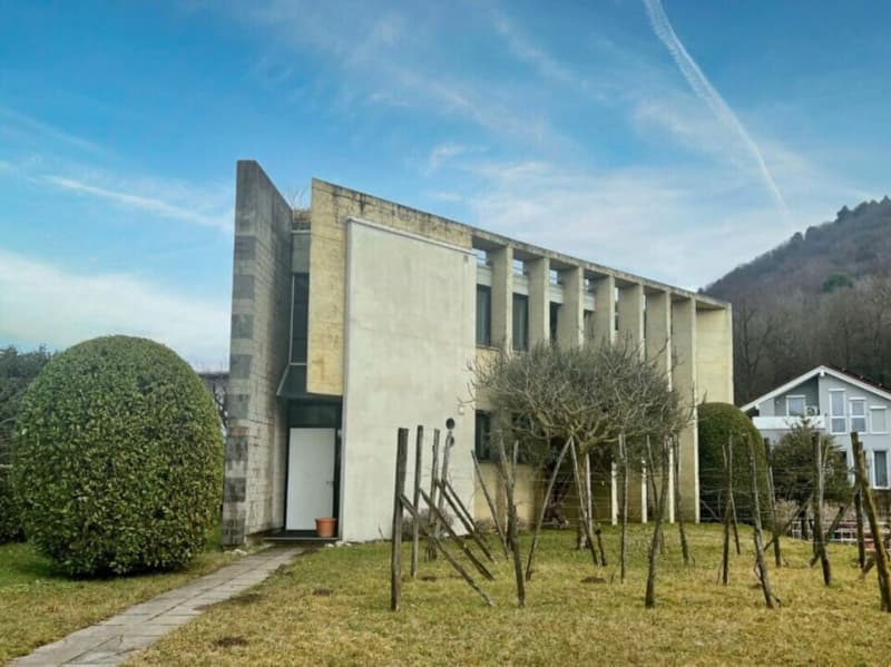 Casa unifamiliare su tre livelli con terrazza panoramica e giardino (1)