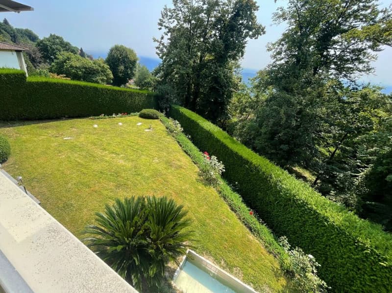 Casa unifamiliare ristrutturata con giardino e vista panoramica (3)