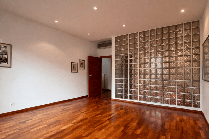 Vendesi elegante appartamento in centro Chiasso adibito a uffici (2)