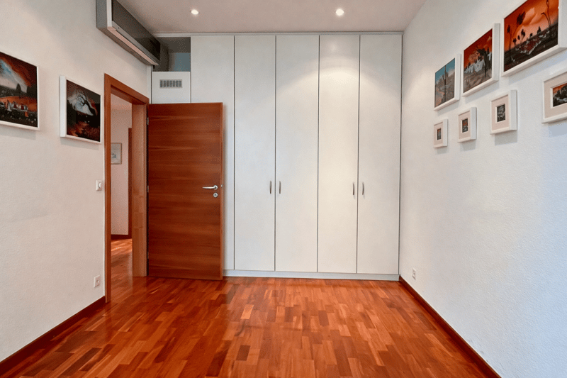 Vendesi elegante appartamento in centro Chiasso adibito a uffici (7)