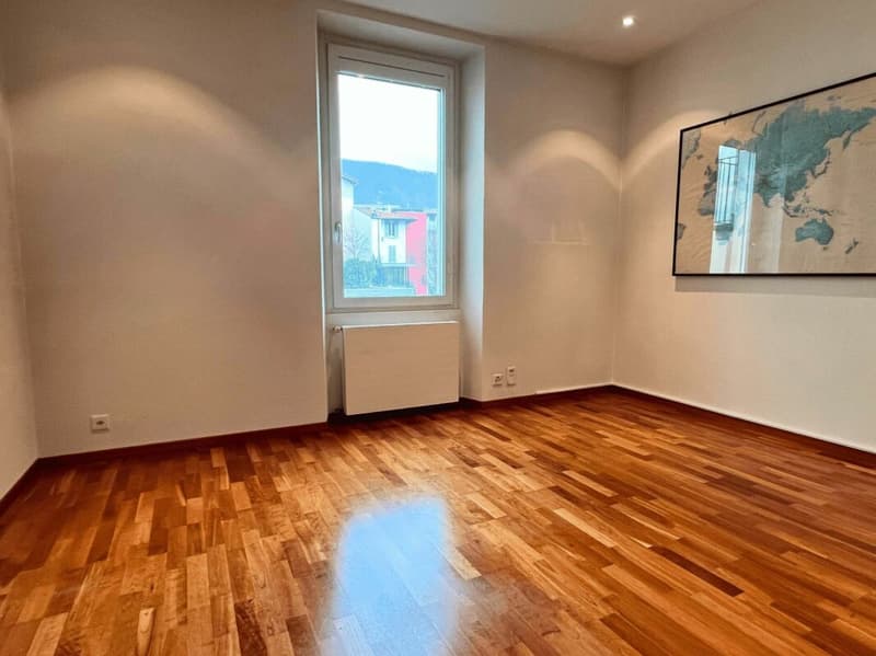 Vendesi elegante appartamento in centro Chiasso adibito a uffici (9)