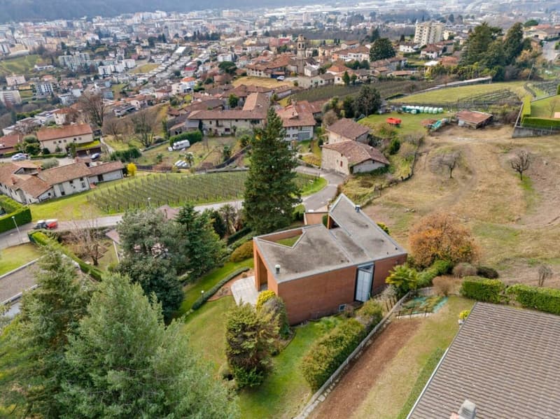 Splendida villa con ampio giardino e vista (24)