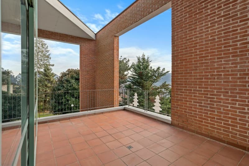 Splendida villa con ampio giardino e vista (10)