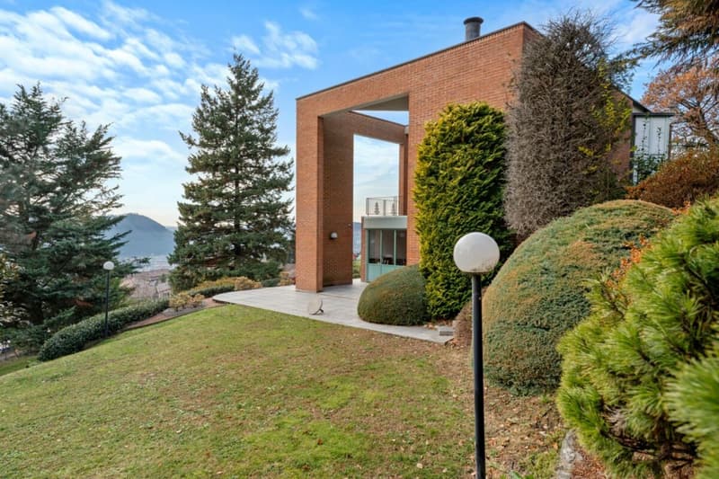 Splendida villa con ampio giardino e vista (30)
