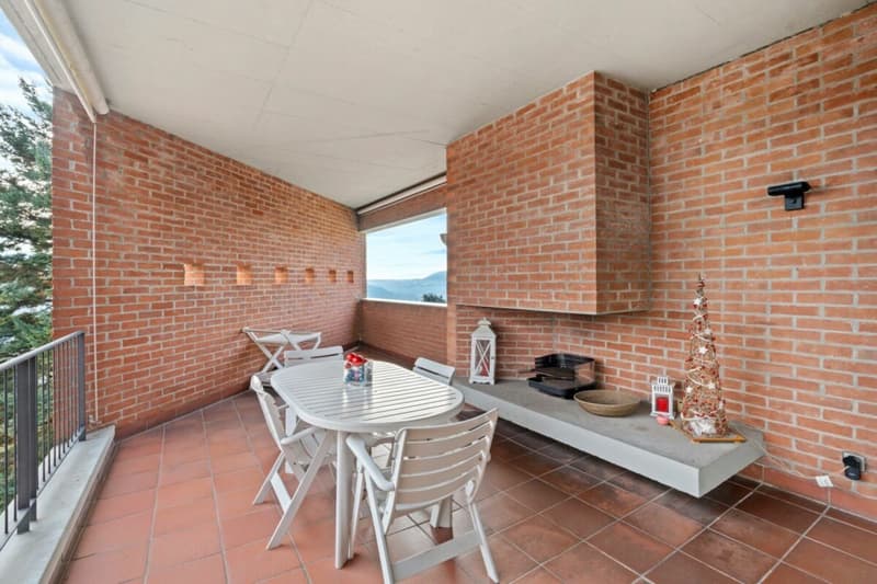 Splendida villa con ampio giardino e vista (15)