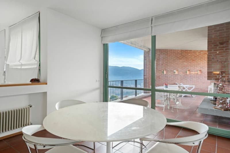 Splendida villa con ampio giardino e vista (13)