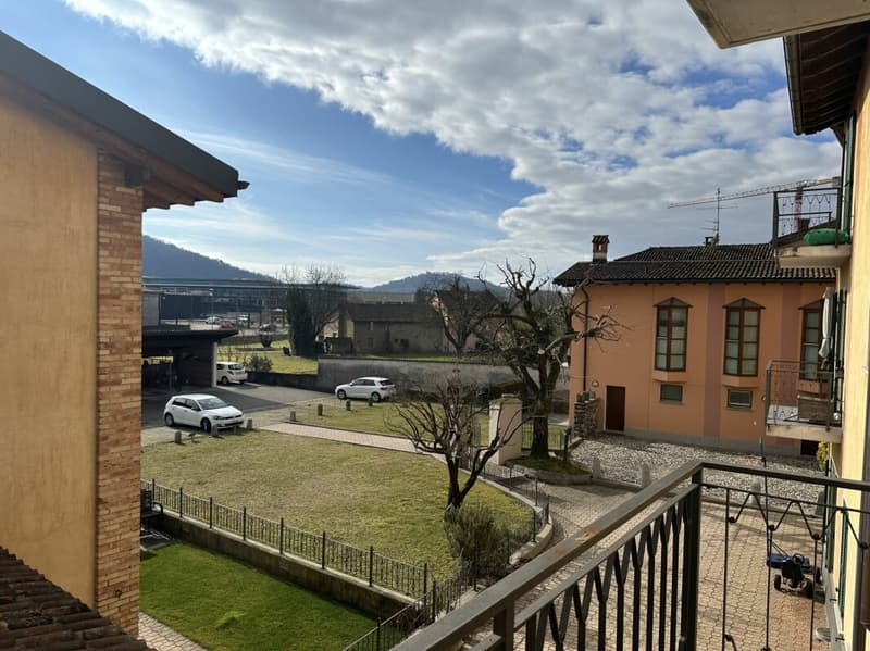 Appartement caractéristique de 2,5 pièces, dans un quartier desservi (2)