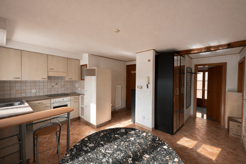 Appartement caractéristique de 2,5 pièces, dans un quartier desservi (8)