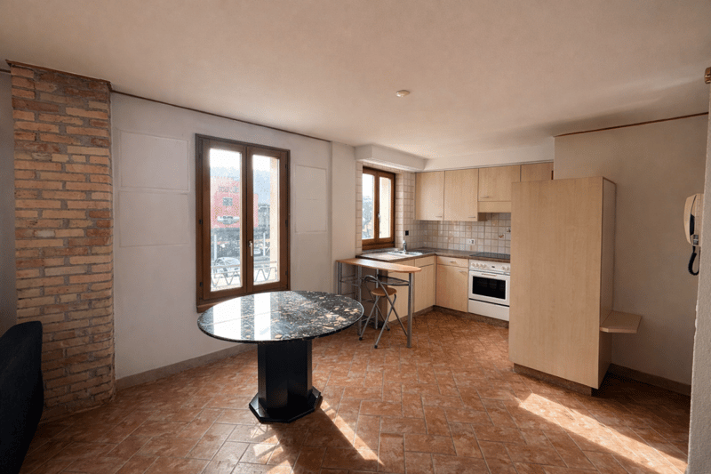 Appartement caractéristique de 2,5 pièces, dans un quartier desservi (9)