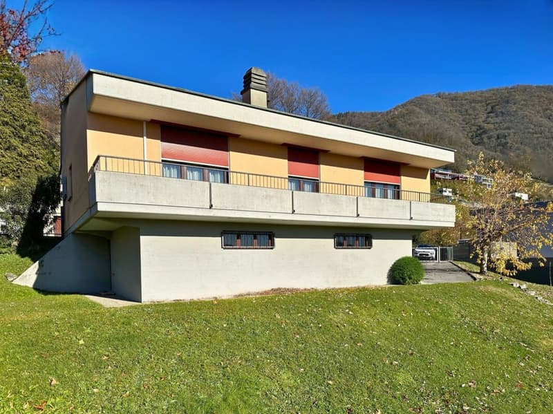 Detached house with garden and open view (3)