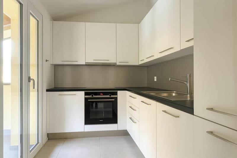 Modern 3.5-room attic apartment with balcony, view and two parking spaces (4)