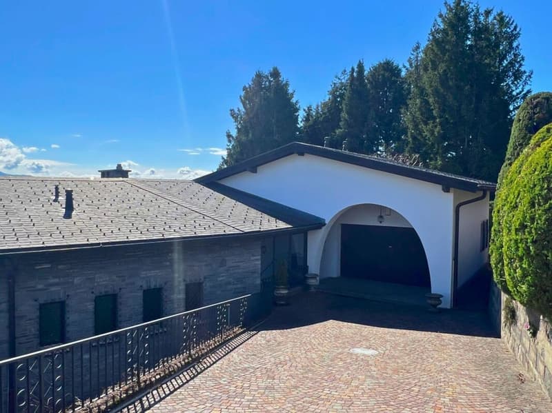 Weite Villa in der Natur mit Pool, Panoramablick und über 7'000 m² Grundstück (16)