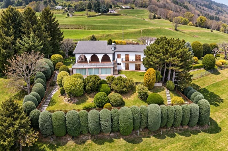 Weite Villa in der Natur mit Pool, Panoramablick und über 7'000 m² Grundstück (5)