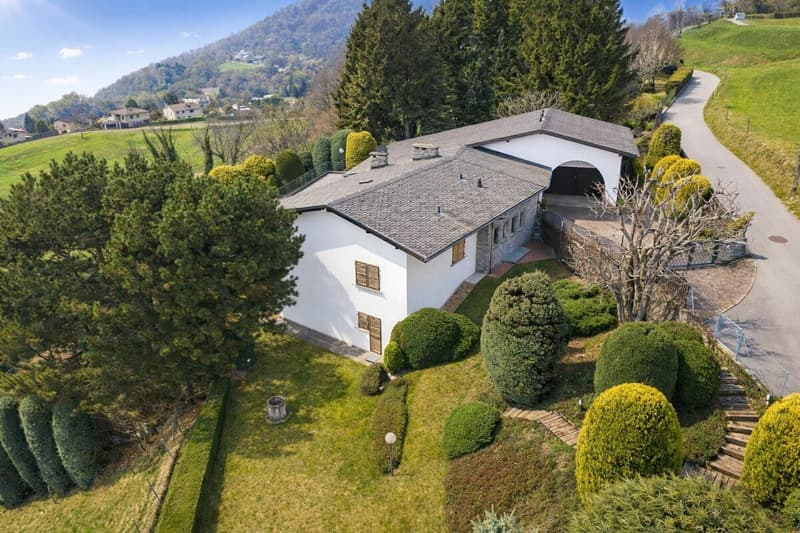 Weite Villa in der Natur mit Pool, Panoramablick und über 7'000 m² Grundstück (3)
