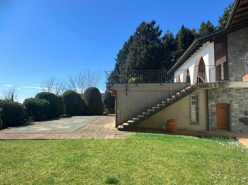 Weite Villa in der Natur mit Pool, Panoramablick und über 7'000 m² Grundstück (7)