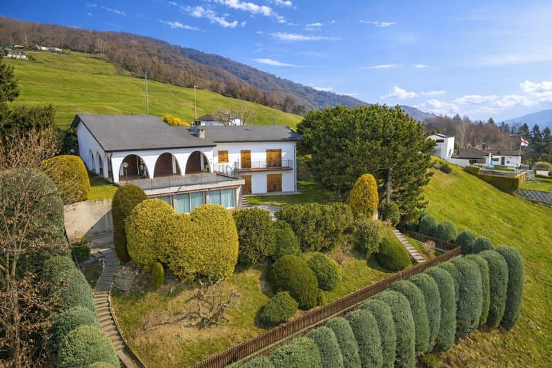 Weite Villa in der Natur mit Pool, Panoramablick und über 7'000 m² Grundstück (1)