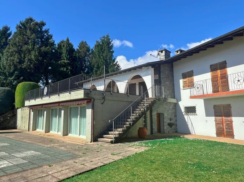 Weite Villa in der Natur mit Pool, Panoramablick und über 7'000 m² Grundstück (6)