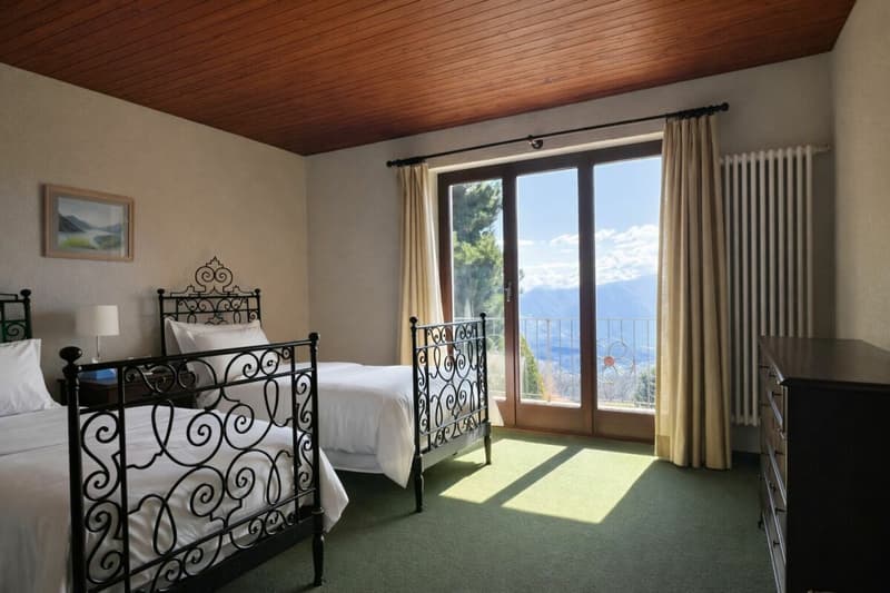 Weite Villa in der Natur mit Pool, Panoramablick und über 7'000 m² Grundstück (19)