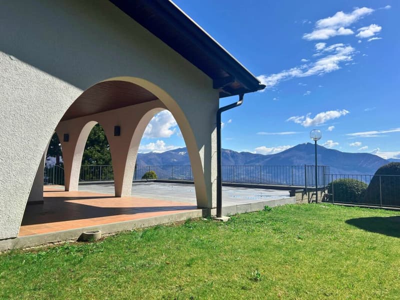 Weite Villa in der Natur mit Pool, Panoramablick und über 7'000 m² Grundstück (9)