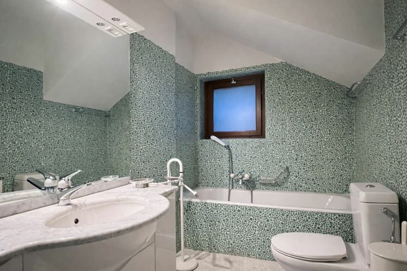 Weite Villa in der Natur mit Pool, Panoramablick und über 7'000 m² Grundstück (24)