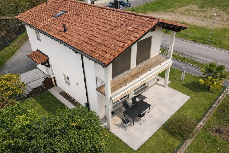 Interessantes Einfamilienhaus im Grünen, mit großem Hobbyraum/Garage und teilweisem Seeblick (2)