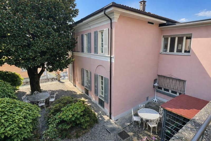 Villa élégante d'époque avec jardin et terrasses au cœur de Balerna (10)