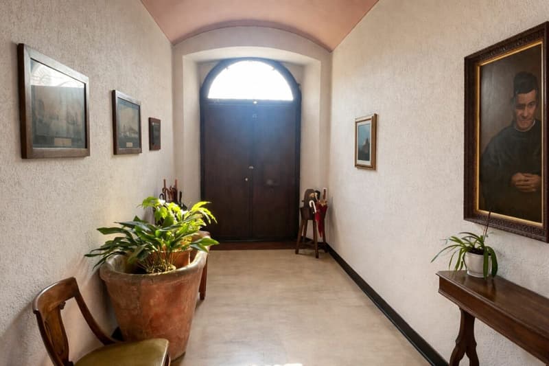 Villa élégante d'époque avec jardin et terrasses au cœur de Balerna (16)