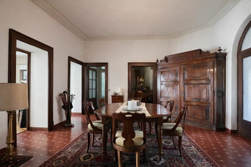 Villa élégante d'époque avec jardin et terrasses au cœur de Balerna (21)