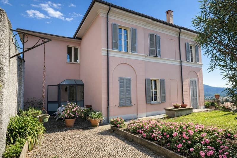 Villa élégante d'époque avec jardin et terrasses au cœur de Balerna (5)
