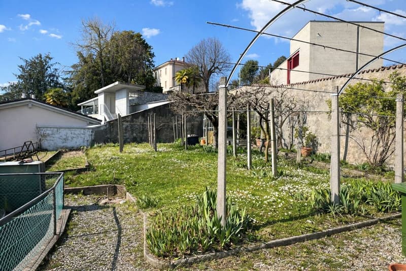 Villa élégante d'époque avec jardin et terrasses au cœur de Balerna (14)