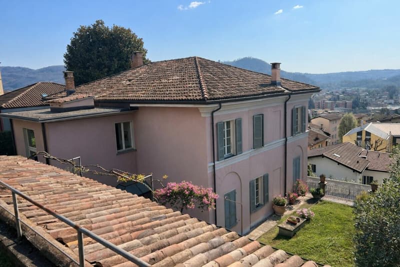 Villa élégante d'époque avec jardin et terrasses au cœur de Balerna (9)